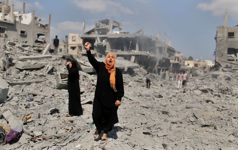 Imagen de archivo de una mujer palestina gritando lemas en apoyo de los combatientes palestinos mientras está de pie junto a su casa destruida en el pueblo de Bait Hanun, luego de presenciar un fuerte ataque de artillería y fuerzas aéras israelíes durante una ofensiva en el norte de la Franja de Gaza