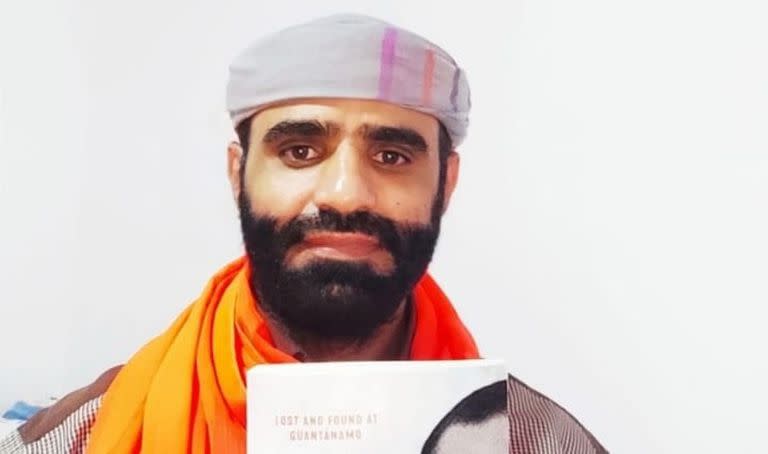 Mansoor Adayfi pasó 14 años en Guantánamo y escribió un libro de memorias sobre la experiencia