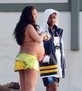 <p>La intérprete de "Umbrella" lució increíble en bikini mientras disfrutaba de unos días de vacaciones en Barbados. La cantante, quien pronto <a href="https://peopleenespanol.com/mamas-y-bebes/rihanna-embarazada-primer-hijo/" rel="nofollow noopener" target="_blank" data-ylk="slk:se convertirá en madre;elm:context_link;itc:0;sec:content-canvas" class="link ">se convertirá en madre</a> por primera vez, estuvo acompañada de amigos y su pareja <strong>ASAP Rocky</strong>.</p>