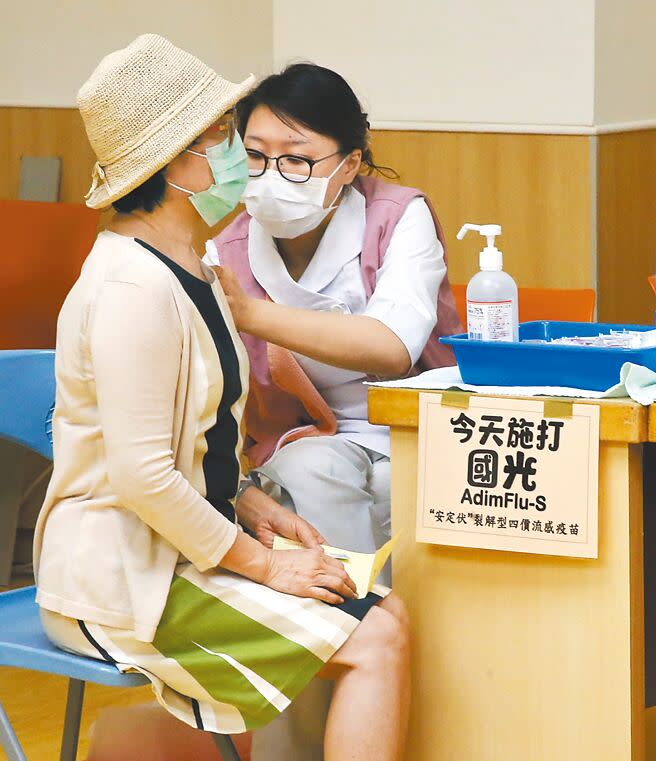 今年高端首度加入公費流感疫苗行列，引起部分反彈，台北市立聯合醫院仁愛院區接種站將施打疫苗的品牌貼出，讓民眾可以清楚知道。（本報資料照片）