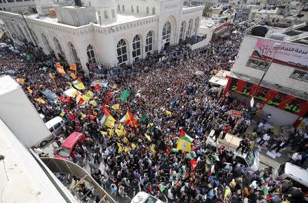People take part in the funeral of Palestinian Mohnad Halabi, who was killed after stabbing and killing an off-duty Israeli soldier and a rabbi in Jerusalem's Old City on Saturday, near the West Bank city of Ramallah October 9, 2015. REUTERS/Mohamad Torokman