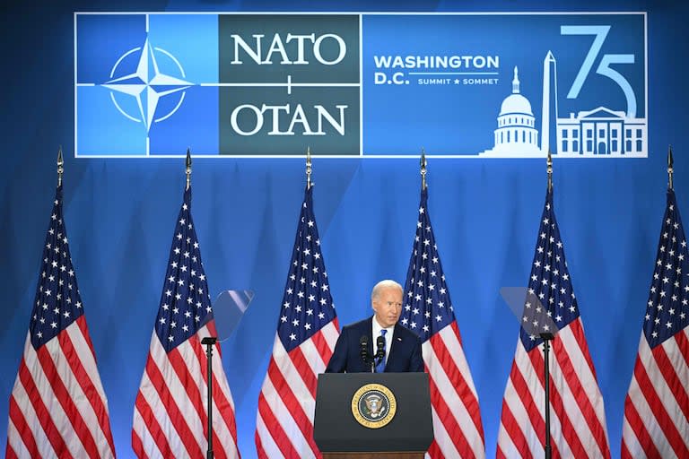 El presidente de Estados Unidos, Joe Biden, habla durante una conferencia de prensa al cierre de la 75ª Cumbre de la OTAN en el Centro de Convenciones Walter E. Washington, en Washington.