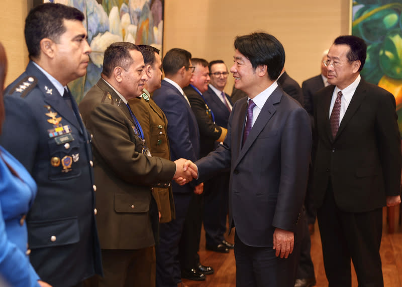 賴總統接見國防大學113年遠朋西語高階軍官班 總統賴清德（右2）11日在總統府接見國防大學「113 年遠朋西語高階軍官班」，與軍官班學員握手致意。 中央社記者王飛華攝  113年7月11日 