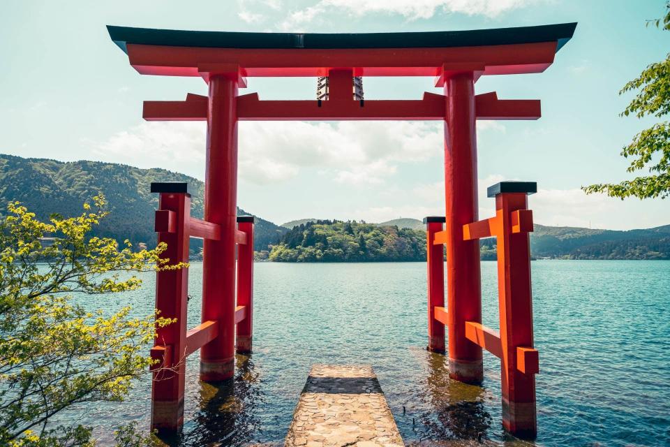 箱根神社「平和鳥居」。圖片來源：photoAC