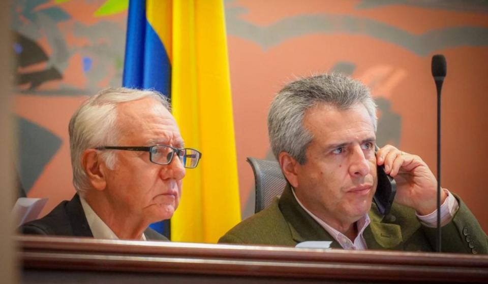 Los ministros de Salud e Interior, Guillermo Alfonso Jaramillo y Luis Fernando Velasco, lideran la discusión de la reforma a la salud en el Congreso. Foto: MinSalud.