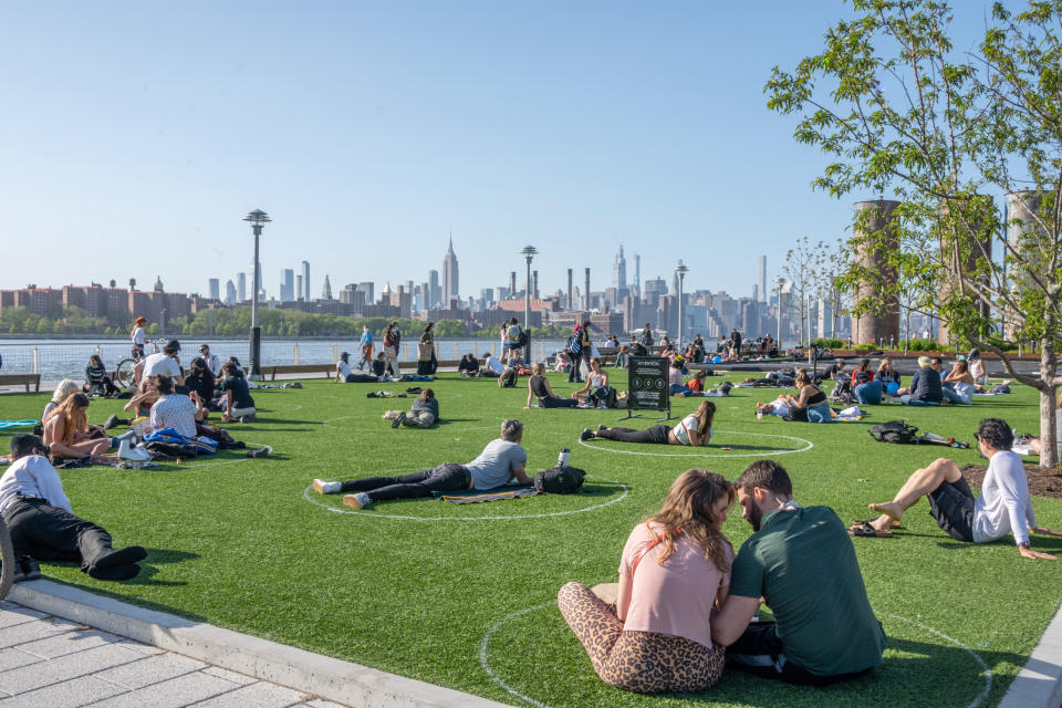 In den New Yorker Parks sollen Kreidekreise jetzt für den nötigen Abstand zwischen den Menschen sorgen. (Bild: Alexi Rosenfeld/Getty Images)