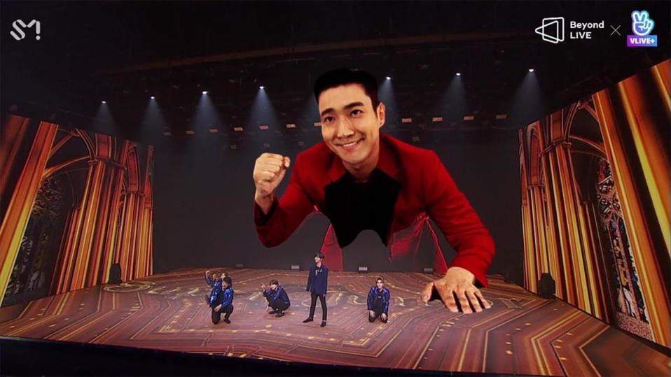 「Super Junior」演唱會利用最新技術打造「巨人始源」，成為當天演出一大看點。（翻攝VLIVE畫面）