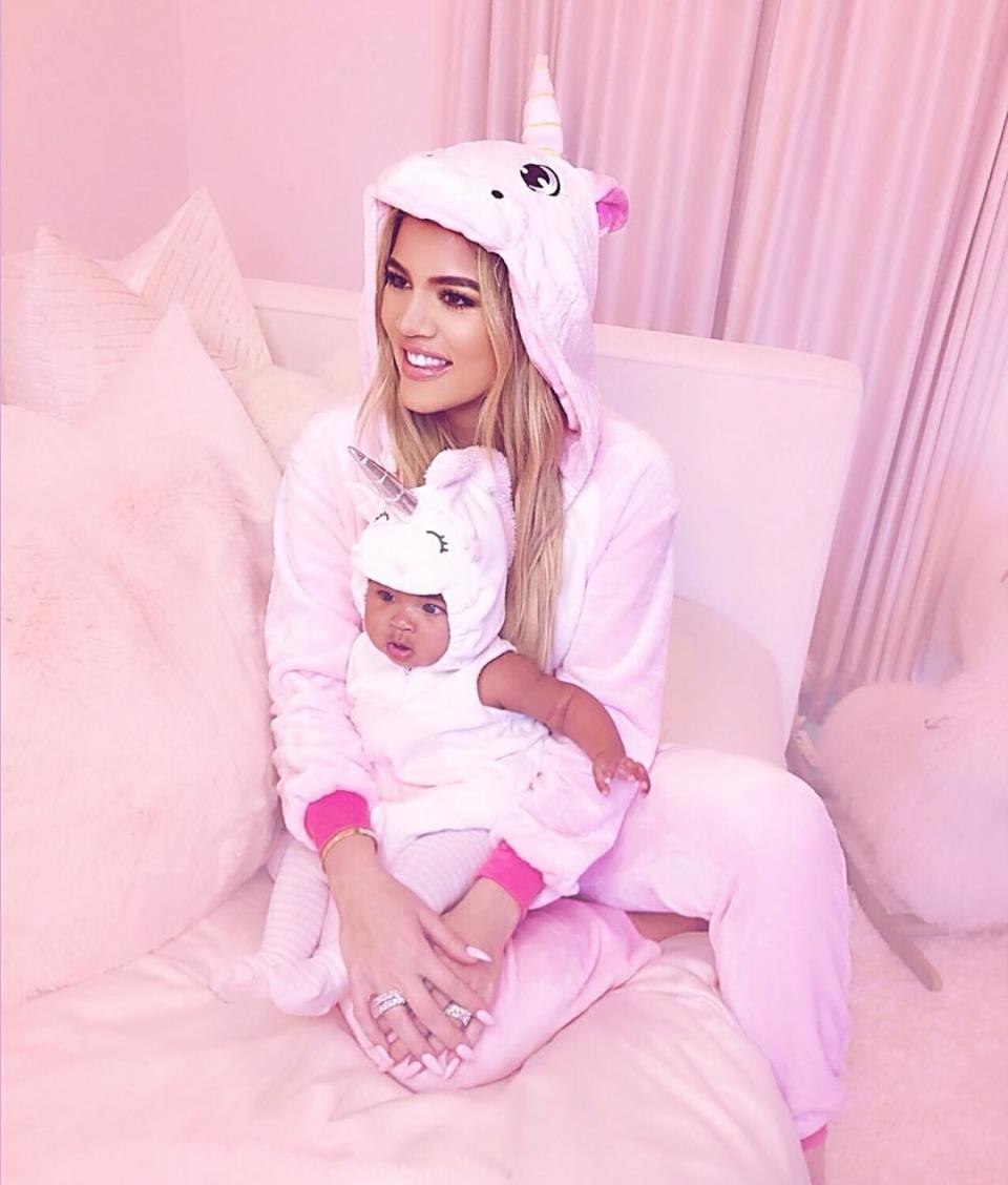 <p>Comme sa petite sœur Kylie Jenner, Khloe Kardashian avait opté pour un thème léger et s’est déguisée en licorne, en compagnie également de son enfant. Crédit photo : Instagram khloekardashian </p>