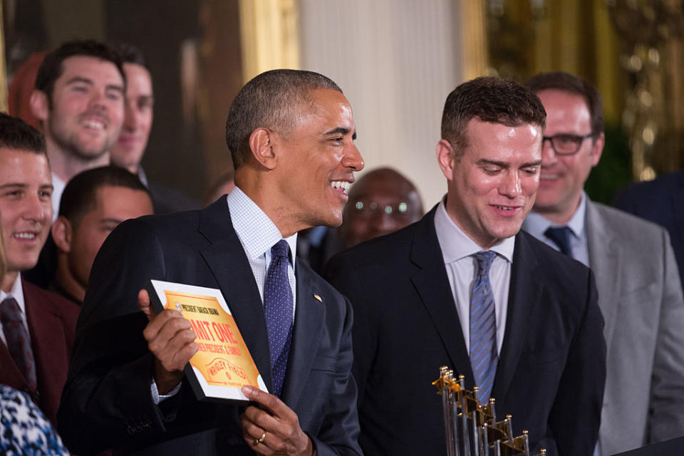 Eine Dauerkarte für die Chicago Cubs – über dieses Geschenk freute sich Obama sichtlich. (Bild: Getty Images)