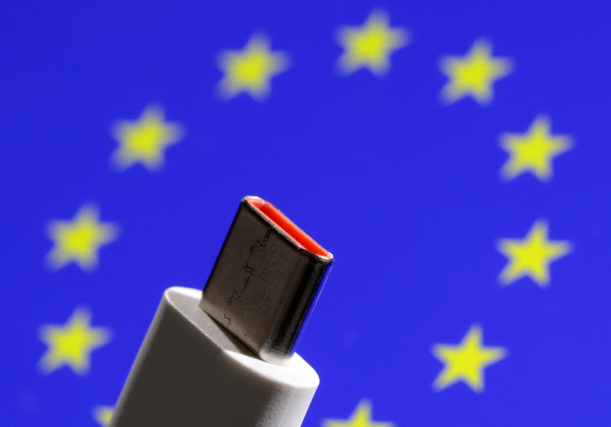 EU Adopts Law Requiring Universal USB-C Phone Chargers by 2024 - CNET