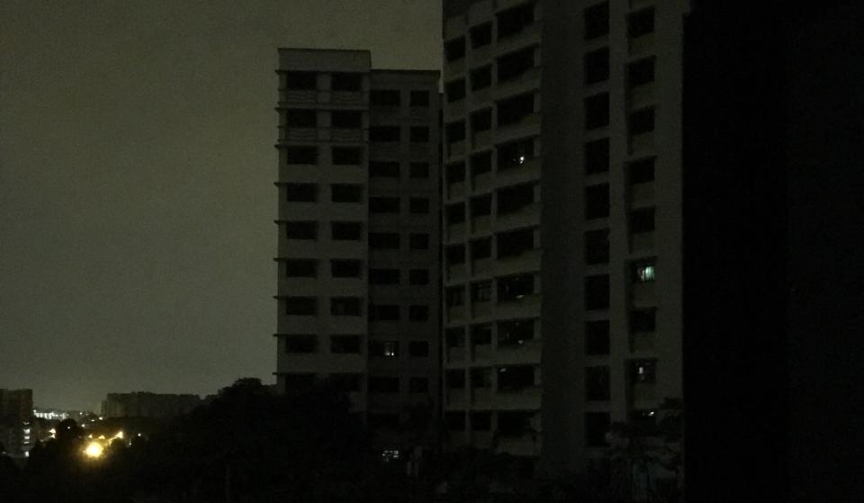 Residents in Sembawang reported a blackout in their estate around 1.20am on 18 September 2018. (Photo: Yahoo News Singapore/Vernon Lee)