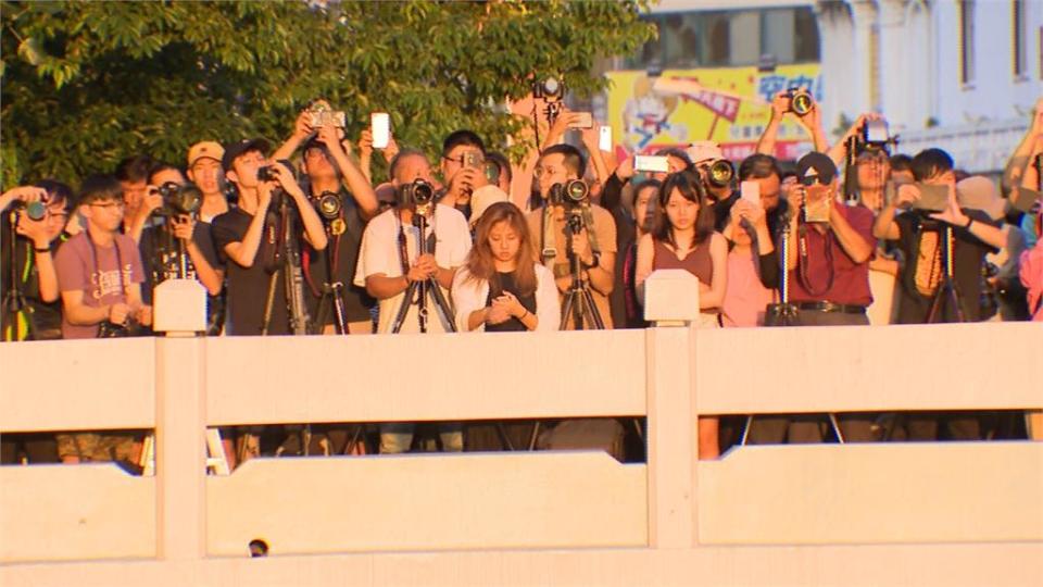 台中公益路天橋賞懸日