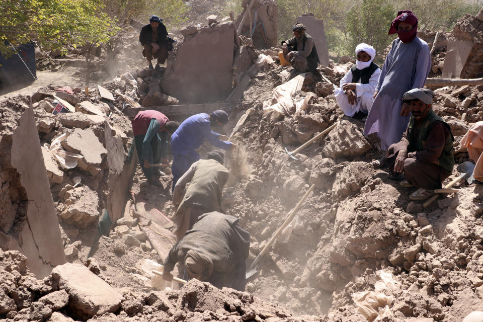 Afghanische Männer suchen nach dem Erdbeben in der Provinz Herat im Westen Afghanistans nach Opfern. (Bild: Benyamin Barez/AP/dpa)