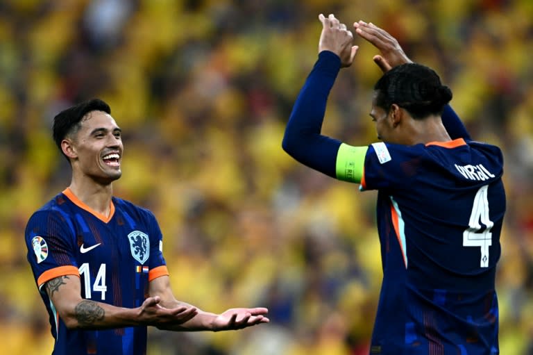 Los jugadores de Países Bajos Tijani Reijnders (14) y Virgil van Dijk celebran la clasificación a cuartos de la Eurocopa, este martes 2 de julio en el Múnich Arena (Fabrice COFFRINI)