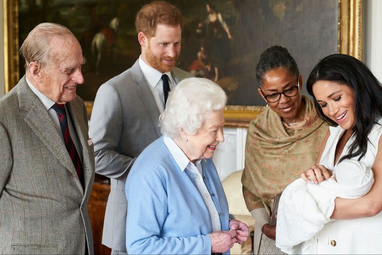 Meghan Markle y el príncipe Harry con su bebé recién nacido Archie, acompañados por la madre de Meghan, la reina de Isabel II y su marido, el duque de Edimburgo