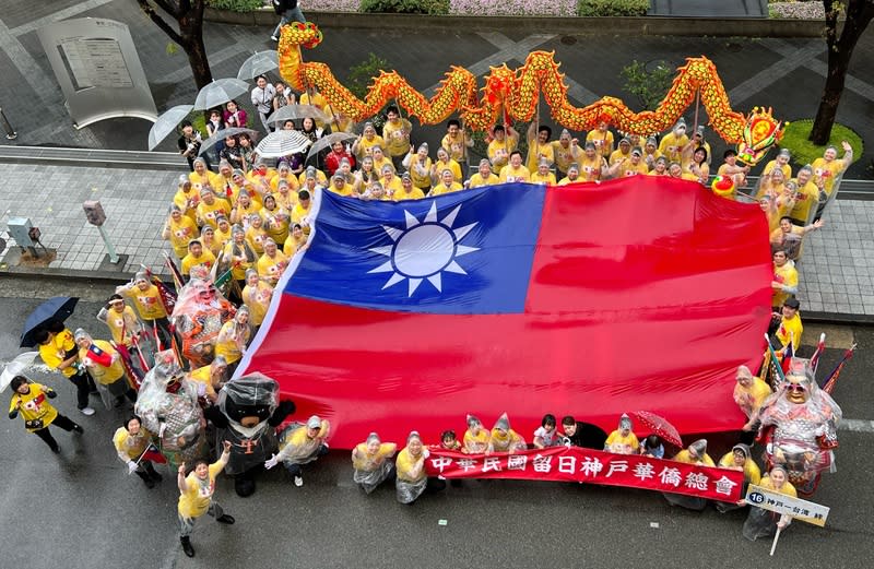 神戶祭大遊行 僑胞組團參與施展國民外交 第51屆「神戶祭」21日在雨中登場，神戶華僑總會逾 100名僑胞組團參與，拉起巨幅中華民國國旗及精彩 表演，遊行後拉起國旗大合照。 （駐大阪辦事處提供） 中央社記者楊明珠東京傳真  113年4月22日 