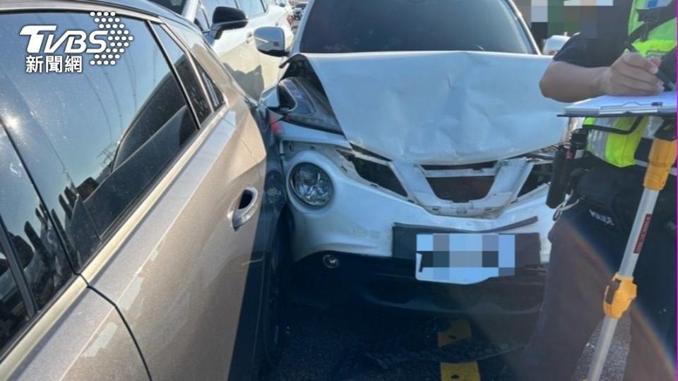 事故車輛車頭嚴重毀損。（圖／TVBS）