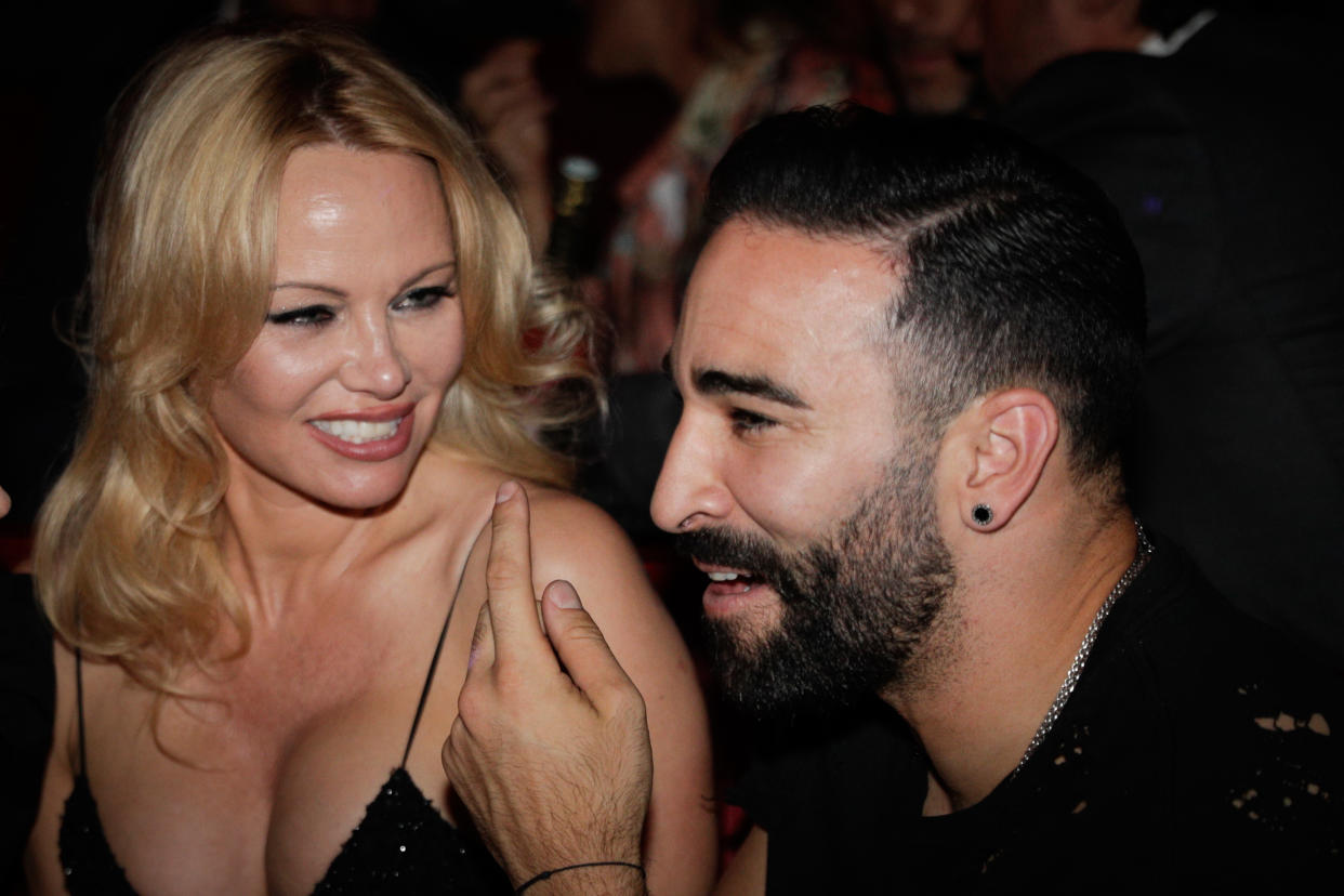 US actress Pamela Anderson (L) and Marseille's French defender Adil Rami (R) attend the Premiere of the new show "Bionic ShowGirl" at the "Crazy Horse" cabaret on June 3, 2019 in Paris. (Photo by Geoffroy VAN DER HASSELT / AFP)        (Photo credit should read GEOFFROY VAN DER HASSELT/AFP/Getty Images)