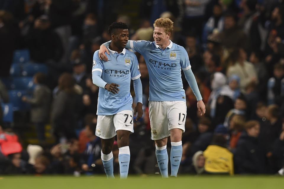 El volante belga Kevin De Bruyne (D) del Manchester City ceelbra con el delantero nigeriano Kelechi Iheanacho (I) tras marcar el cuarto gol de su equipo en la victoria contra el Hull City por los caurtos de final de la Copa de la Liga inglesa, el 1 de diciembre de 2015 en el estadio Etihad, en Manchester (AFP | PAUL ELLIS)