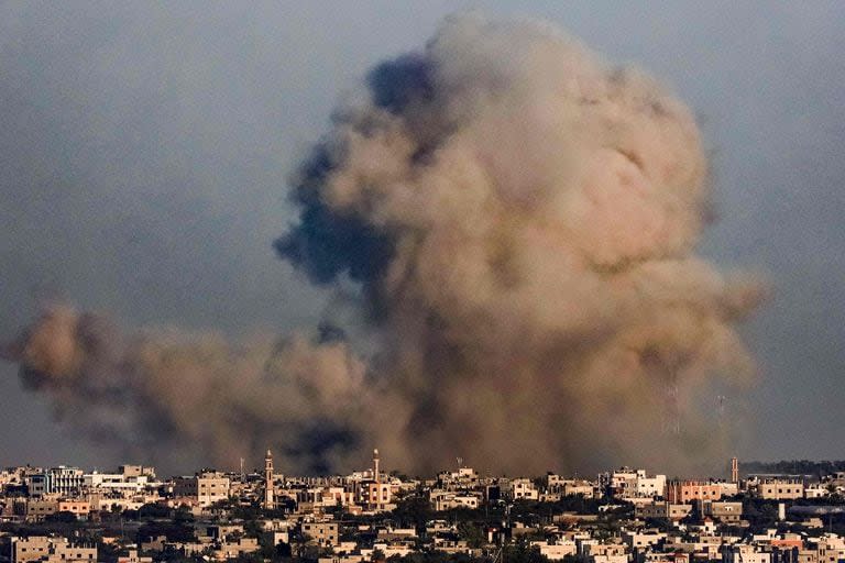 Una columna de humo se eleva sobre Khan Younis desde Rafah, en el sur de la Franja de Gaza, durante el bombardeo israelí el 26 de diciembre de 2023.