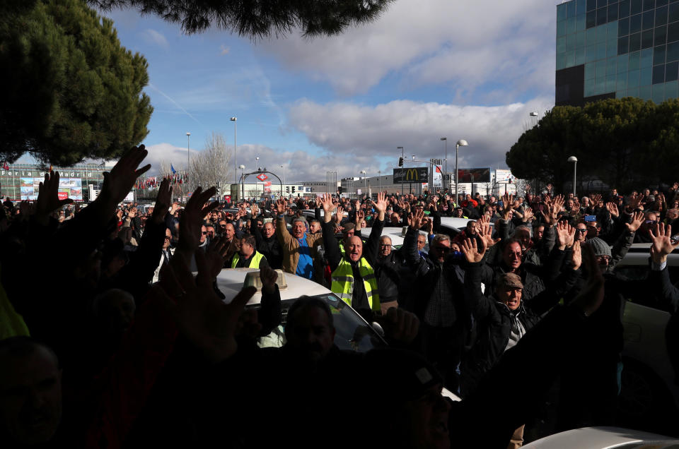 <p>Miles de taxistas protestan en una de las manifestaciones celebradas el 24 de enero en Madrid. (Foto: Susana Vera / Reuters). </p>