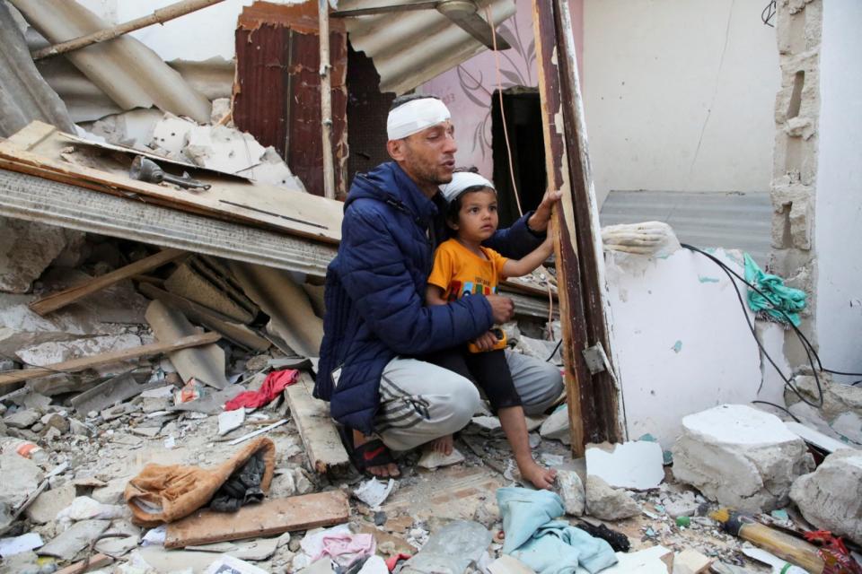 以色列持續轟炸加薩城市拉法，圖為拉法一對父子，在昨天的以軍空襲中受傷。路透社