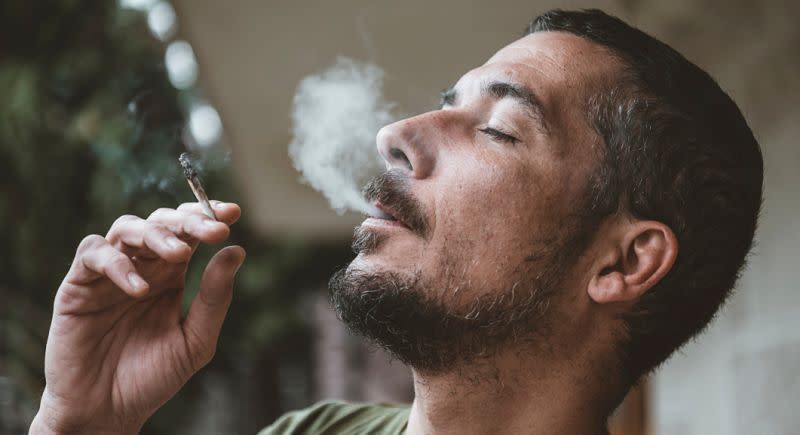 Les hommes qui fument régulièrement du cannabis risqueraient davantage de souffrir d’un cancer des testicules [Image: Getty]