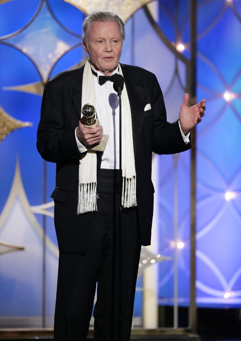 En esta imagen difundida por NBC, Jon Voight acepta el Globo de Oro al mejor actor de reparto en una serie, miniserie o cinta hecha para TV por su papel en "Ray Donovan", el domingo 12 de enero del 2014 en Beverly Hills, California. (AP Foto/NBC, Paul Drinkwater)