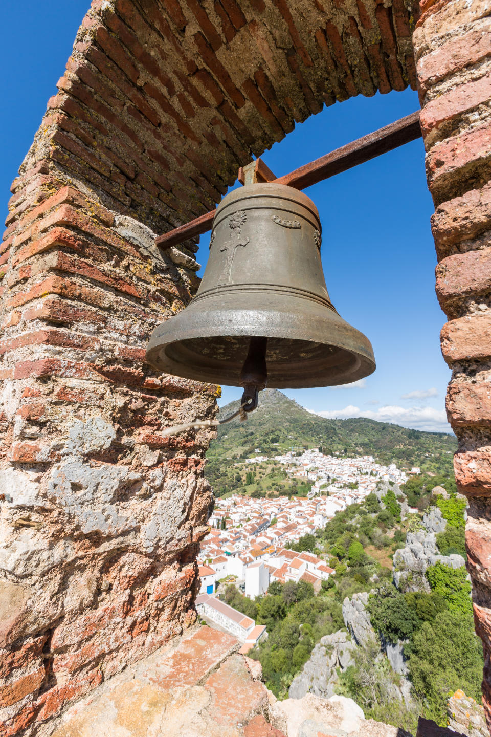 Desde lo alto del castillo, donde se encuentra este campanario, se puede divisar Gibraltar, el Mediterráneo y la costa africana. (Foto: Getty Images).