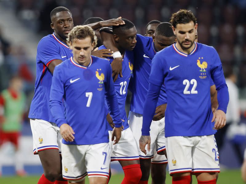 El francés Randal Kolo Muani celebra el primer gol con sus compañeros durante un partido amistoso entre Francia y Luxemburgo en el Stade Municipal Saint Symphorie, Metz, Francia