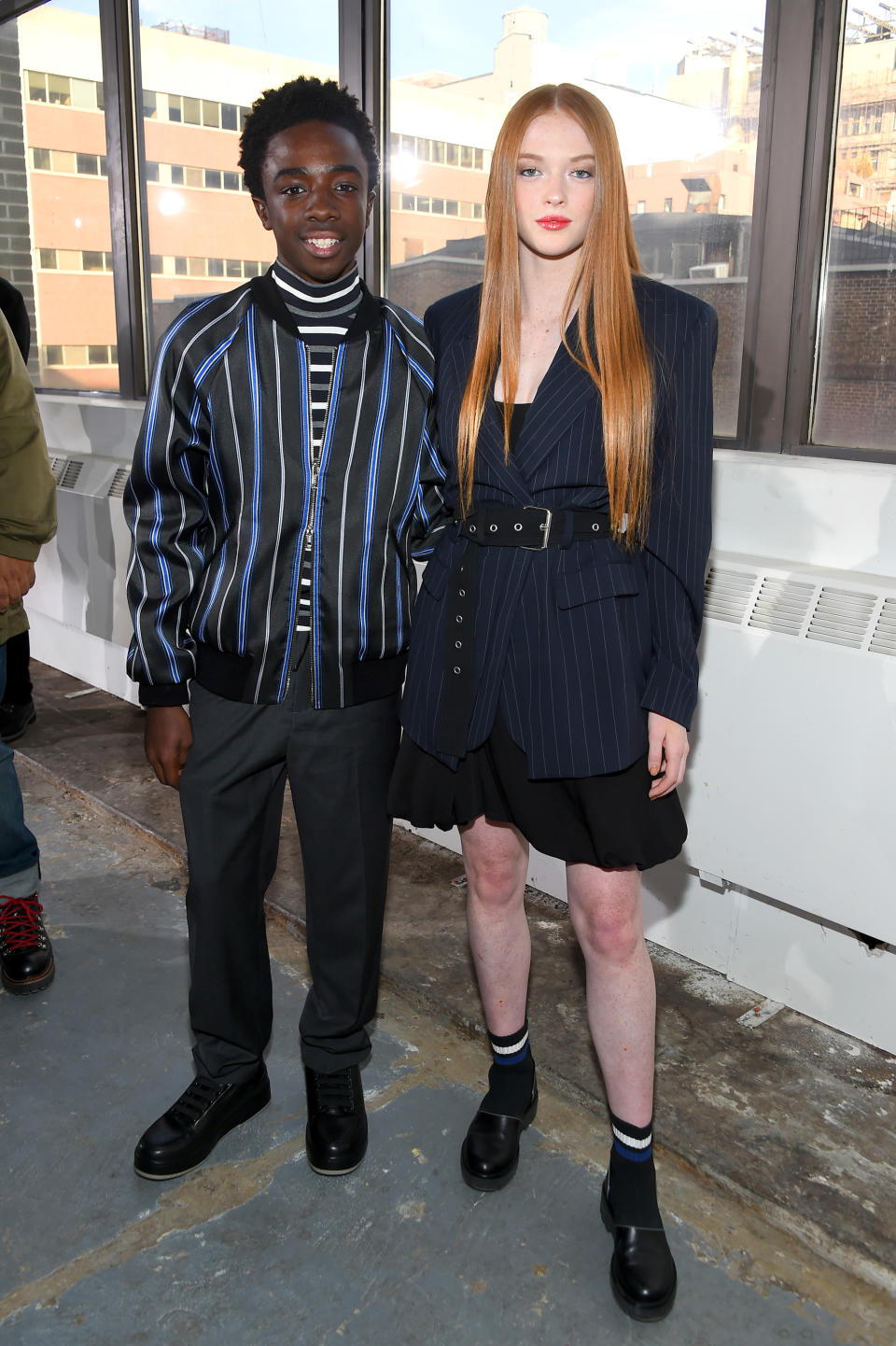 <p>Die „Stranger Things“-Stars Caleb McLaughlin und Larsen Thompson erschienen zur Fashion Show von Phillip Lim in einem Cross-over aus chic und shabby. Rollkragenpullover, Bomberjacke und Boyfriend-Blazer kombinierten sie mit Anzughose und Kleidchen. Ein rundum gelungener Athleisure-Look! (Bild: Getty Images) </p>