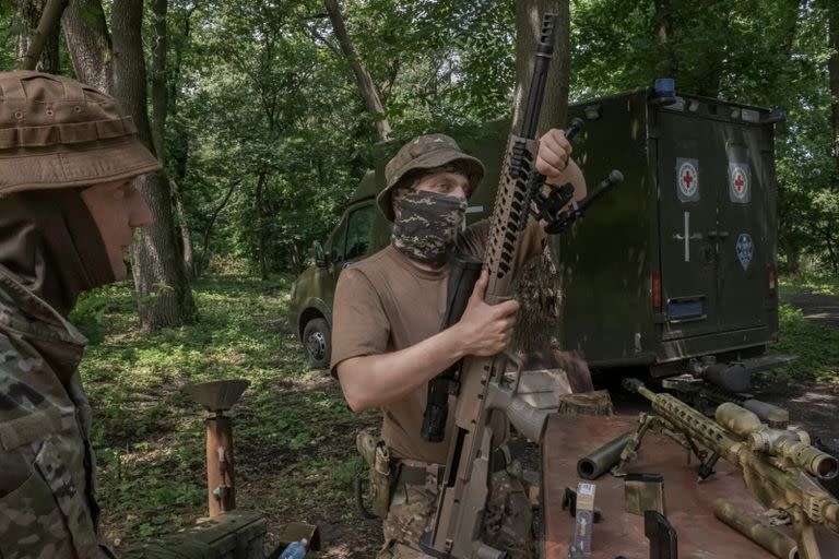 Un francotirador ucraniano de un batallón conocido como los Lobos Da Vinci colocando sus rifles antes de dirigirse hacia el este