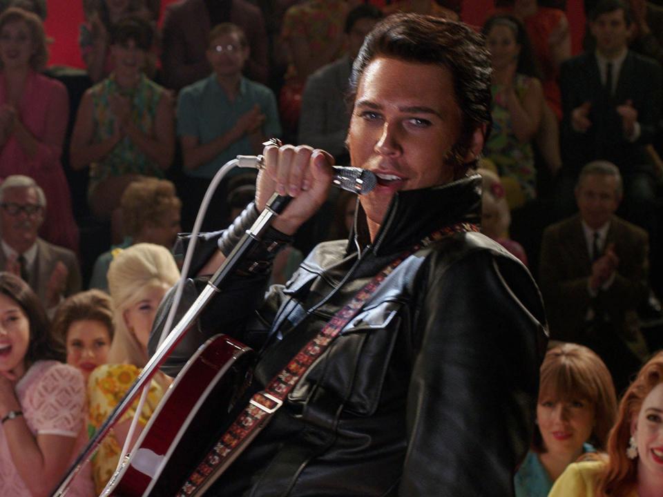 Austin Butler as Elvis with screaming fans behind him