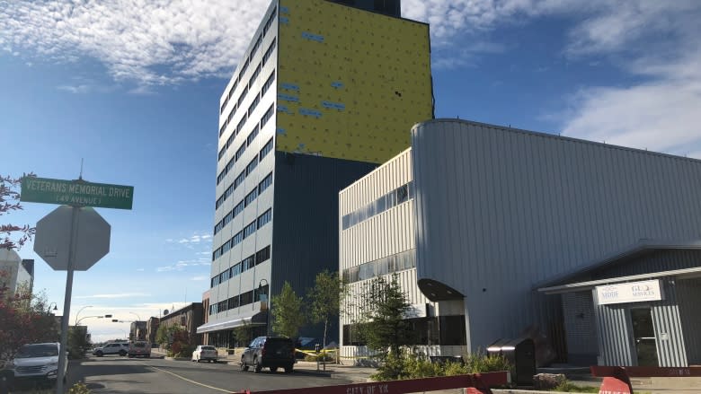 No injuries after wind rips siding off downtown Yellowknife building