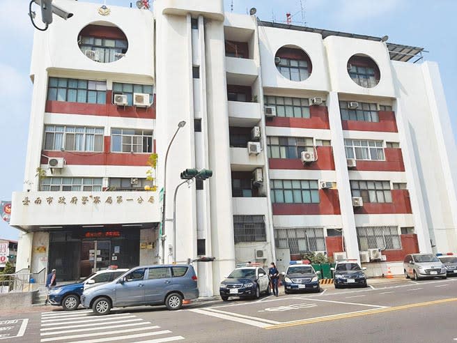 台南市警一分局已取得明星高中廁所外影像，著手偵辦校園四腳獸案件。（程炳璋攝）