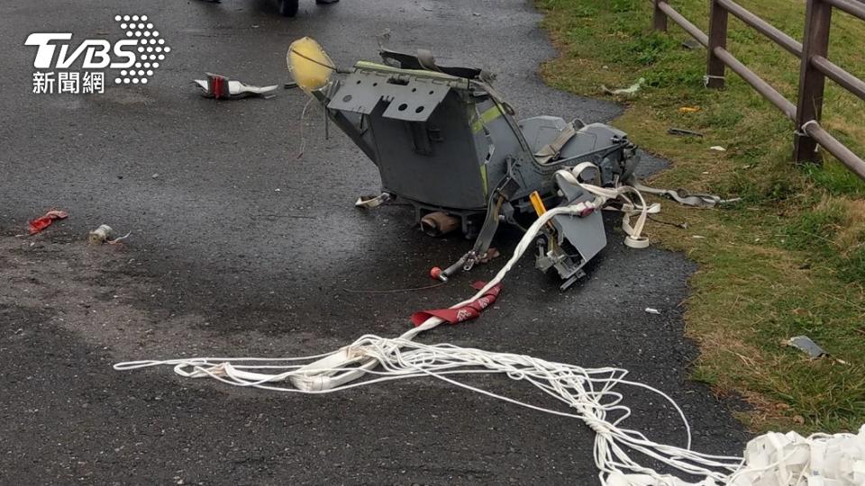 F-5E戰鬥機在旭海漁港東方1.4浬雷達光點突然消失，警方在屏東牡丹岸際尋獲1具傘具連座椅。（圖／TVBS）