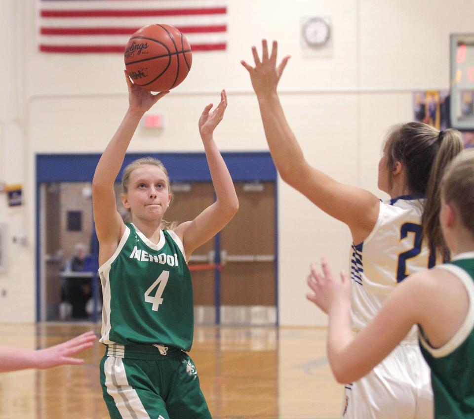 Makennah Mullin of Mendon puts up a shot against Centreville in hoops action on Friday.