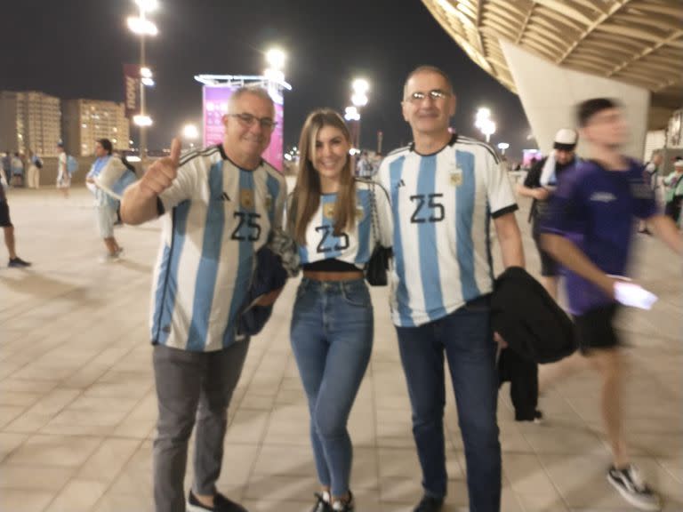 Muriel López Benítez junto a Raúl, su suegro, y Héctor, su papá