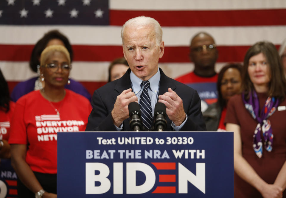El precandidato demócrata a la presidencia Joe Biden habla durante un evento de campaña en Columbus, Ohio, el martes 10 de marzo de 2020. (AP Foto/Paul Vernon)