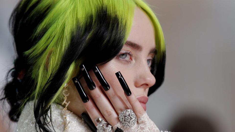 Sängerin Billie Eilish ist erst 18 - und hat schon aufgehört, Kommentare über sich in sozialen Medien zu lesen.