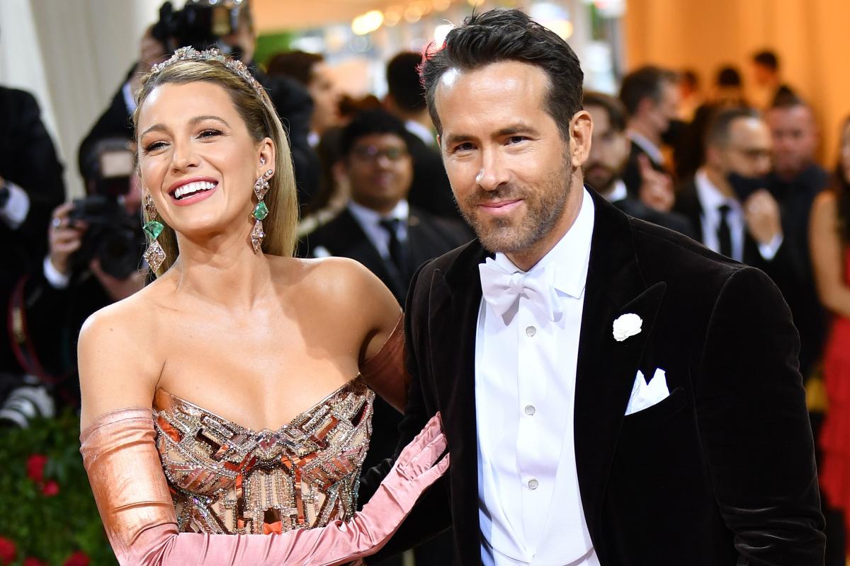 Pregnant Blake Lively Gushes Over ‘stunning Husband Ryan Reynolds During Rare Appearance 