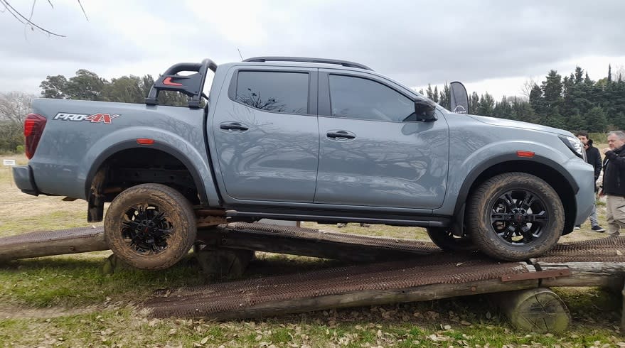 Nissan Frontier superando todos los obstáculos.