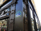 <p><b>Saint Germain des près</b> : L’emblématique boutique de la grande dame à la chevelure de feux se trouve Boulevard Saint Germain à Paris, et les vitrines valent le détour ! </p>