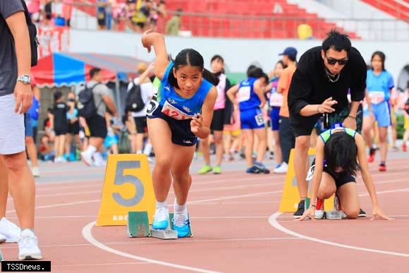 沙崙國小史艾薰斬獲200M、跳高雙金，展現田徑選手堅毅的意志力。(新北市教育局提供)