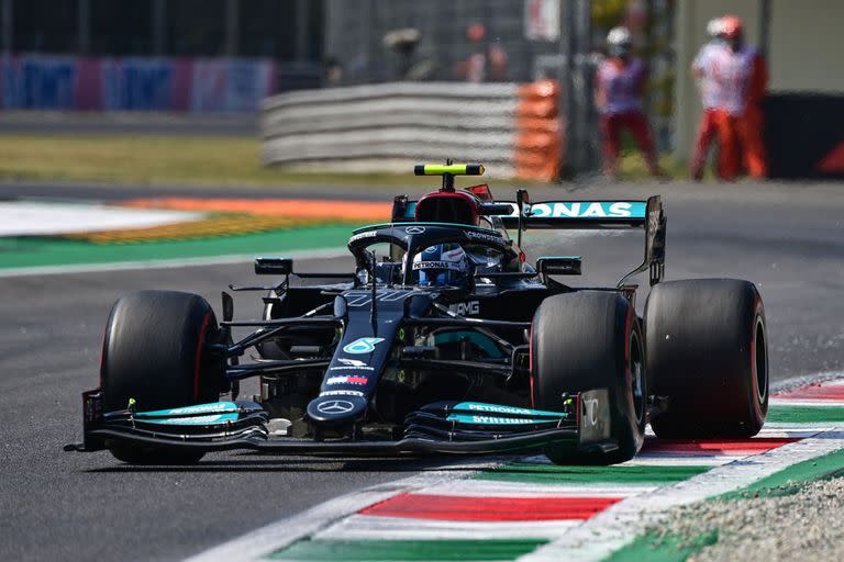 El piloto finlandés de Mercedes, Valtteri Bottas, conduce durante la segunda sesión de entrenamientos en el circuito Autodromo Nazionale de Monza