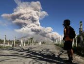 <p>FRM08. DARAGA (FILIPINAS), 23/01/2018. Un aldeano filipino observa mientras el volcán Mayon entra en erupción hoy, martes 23 de enero de 2018, en la ciudad de Daraga, provincia de Albay (Filipinas). El Instituto Filipino de Vulcanología y Sismología (PHIVOLCS) elevó el 22 de enero el nivel de alerta para el volcán Mayon en medio de temores de una erupción mayor en las próximas horas o días. “Más de 26,000 personas han sido evacuadas a refugios en el área. La zona de peligro se extiende a un radio de 8 kilómetros desde el respiradero de la cumbre. Se recomienda encarecidamente al público que esté atento y desista de ingresar a esta zona de peligro”, agregó el PHIVOLCS. EFE/FRANCIS R. MALASIG </p>