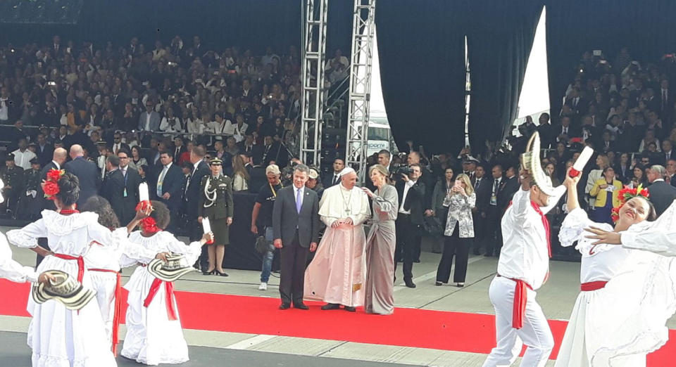 FOTOS: El Papa Francisco llega a Colombia para sanar heridas