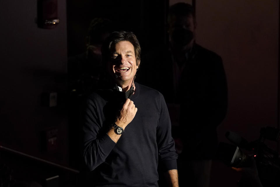 El Hombre del Año 2022 de Hasty Pudding Theatricals de la Universidad de Harvard, el actor Jason Bateman, sonríe mientras el público lo aplaude en el teatro Farkas Hall antes de recibir su caldera de pudín en una ceremonia humorística en Cambridge, Massachusetts, el jueves 3 de febrero de 2022. (Foto AP/Steven Senne)