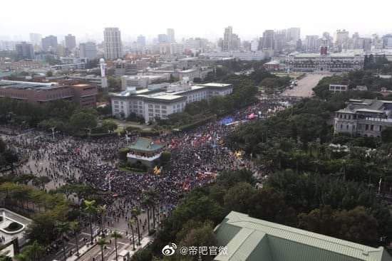 帝吧官微貼出秋鬥遊行景福門空拍圖，驚訝連個廣場都填不滿。（圖／帝吧官方微博）