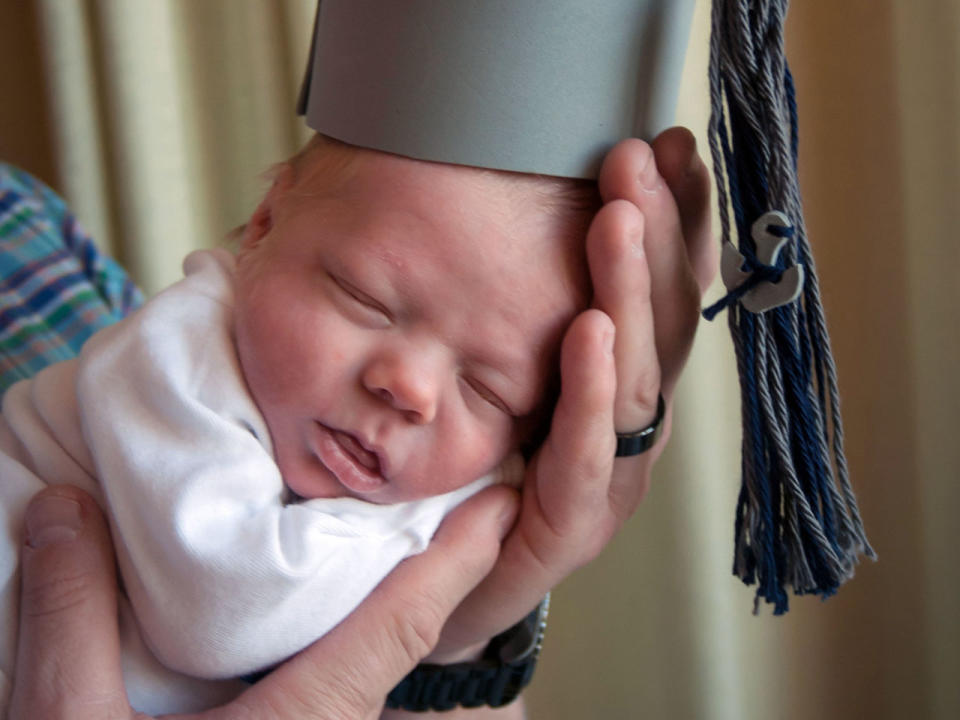 Abschlussfeier für Frühchen: Diese süßen Babyfotos haben einen ernsten Hintergrund